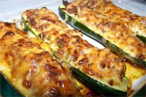 Abobrinha recheada com carne moida e gratinada uma delicia p