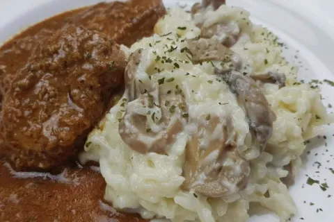 Arroz a piamontese com bastante queijo derretido feito de um