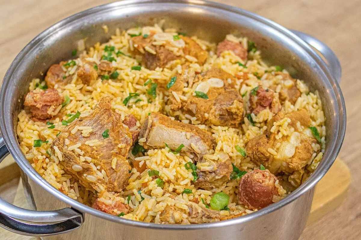 Arroz com costelinha de porco suculento feito numa panela so