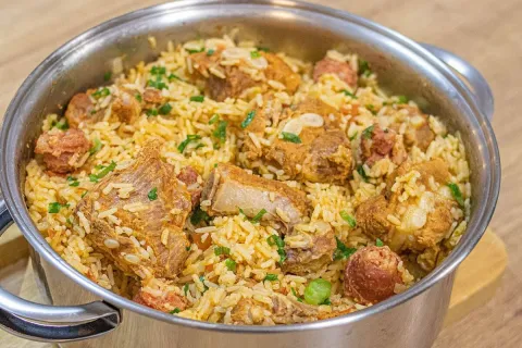 Arroz com costelinha de porco suculento feito numa panela so