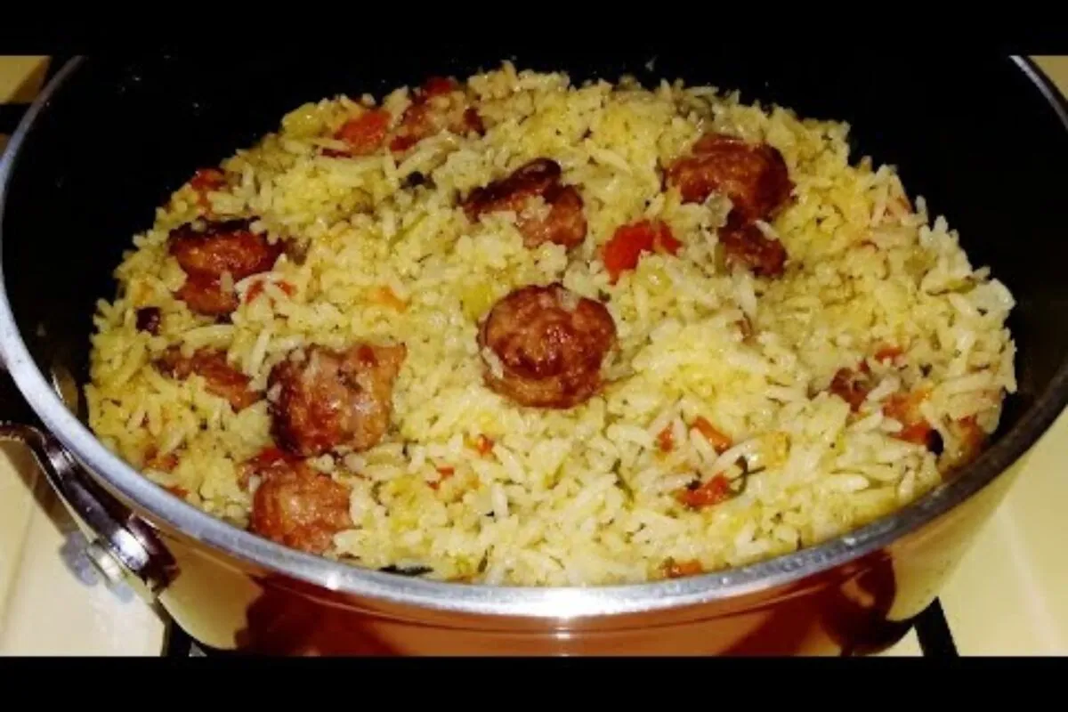 Arroz com linguica simples facil e delicioso para uma refeic