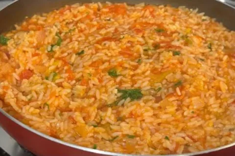 Arroz cremoso com tomate bem temperado e facil de fazer para