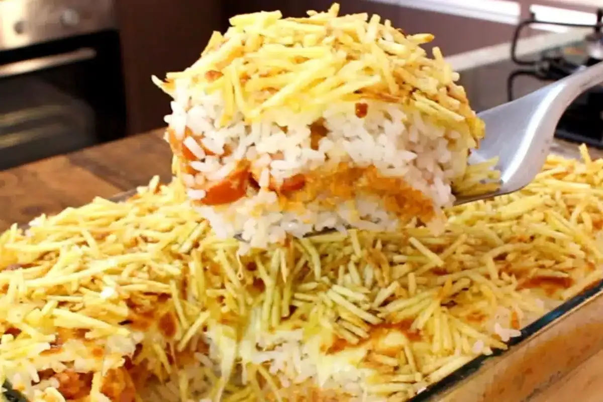Arroz de forno completo e bem recheado para uma refeicao sim