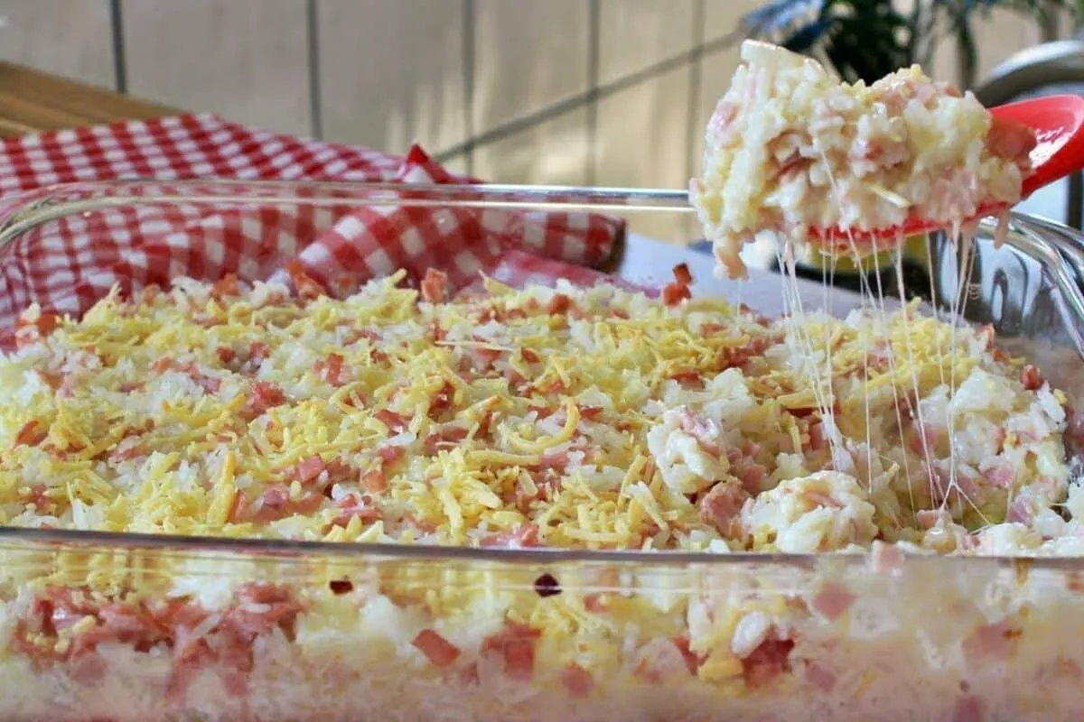 Arroz de forno cremoso com recheio bem caprichado para uma r