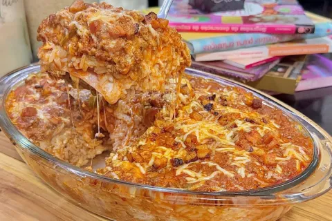 Arroz de forno delicioso e completo para voce fazer de um je