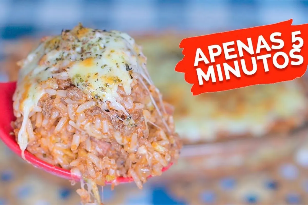 Arroz de forno super recheado e cremoso com bastante queijo