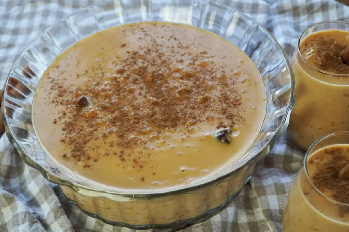 Arroz doce caramelizado com aquela calda dourada super cremo