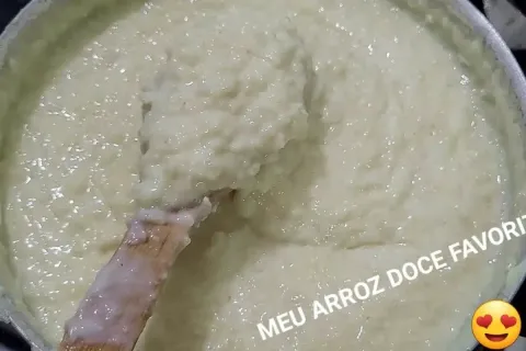 Arroz doce cremoso que fica aveludado e saboroso uma sobreme