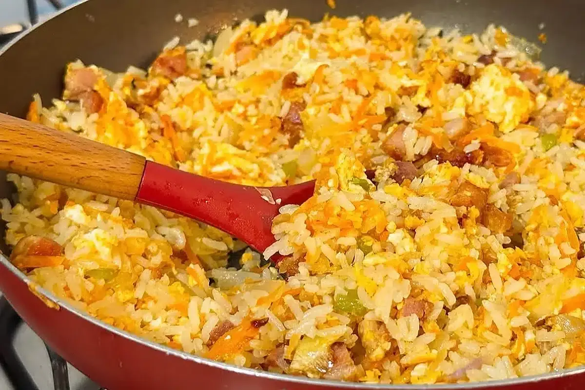Arroz frito com bacon e ovos