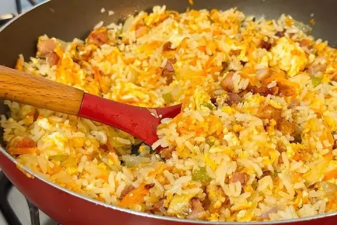 Arroz frito com bacon e ovos