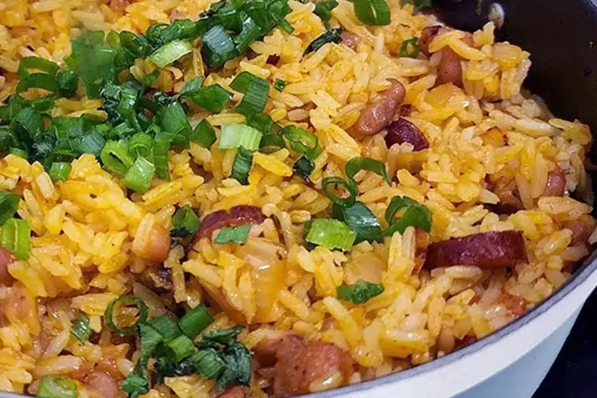 Arroz soltinho com bacon e linguica feito na frigideira de u