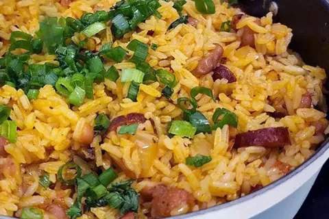 Arroz soltinho com bacon e linguica feito na frigideira de u