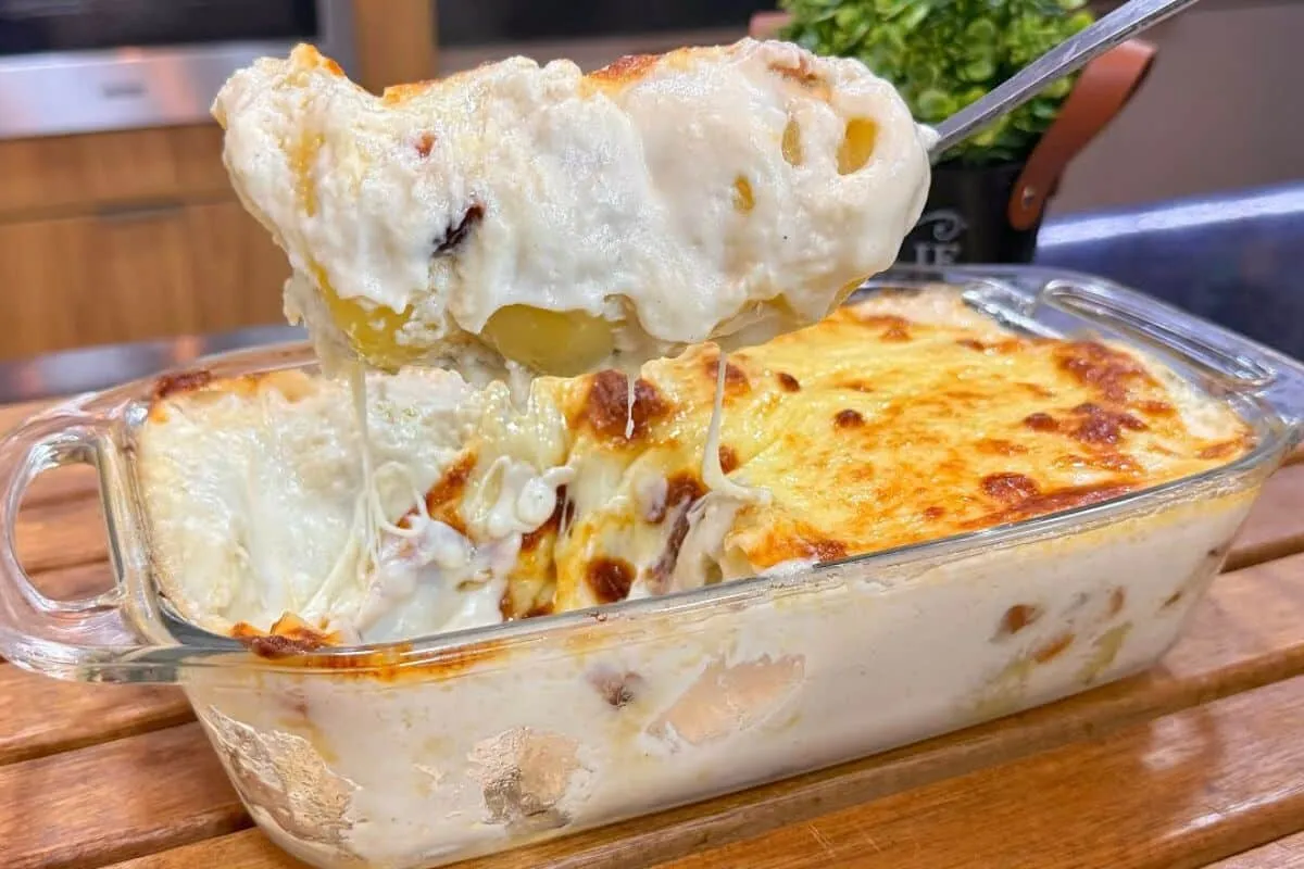 Batata cremosa de forno com bacon picadinho e muita mucarela