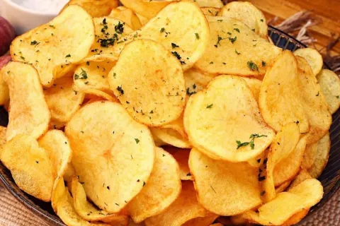 Batata doce frita crocante e sequinha estilo chips um petisc