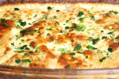 Batata gratinada bem cremosa e muito bem temperada o acompan