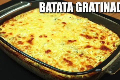 Batata gratinada com bastante queijo que fica pronta em pouc