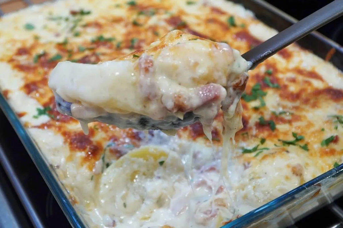 Batata gratinada cremosa com queijo derretido um acompanhame