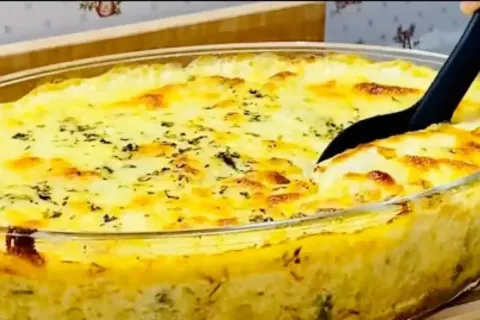 Batata gratinada no forno com bastante queijo derretido e um