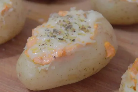 Batata recheada com muito queijo e gostosuras uma refeicao s