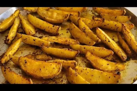 Batata rustica assada no forno com ervas e um toque de azeit