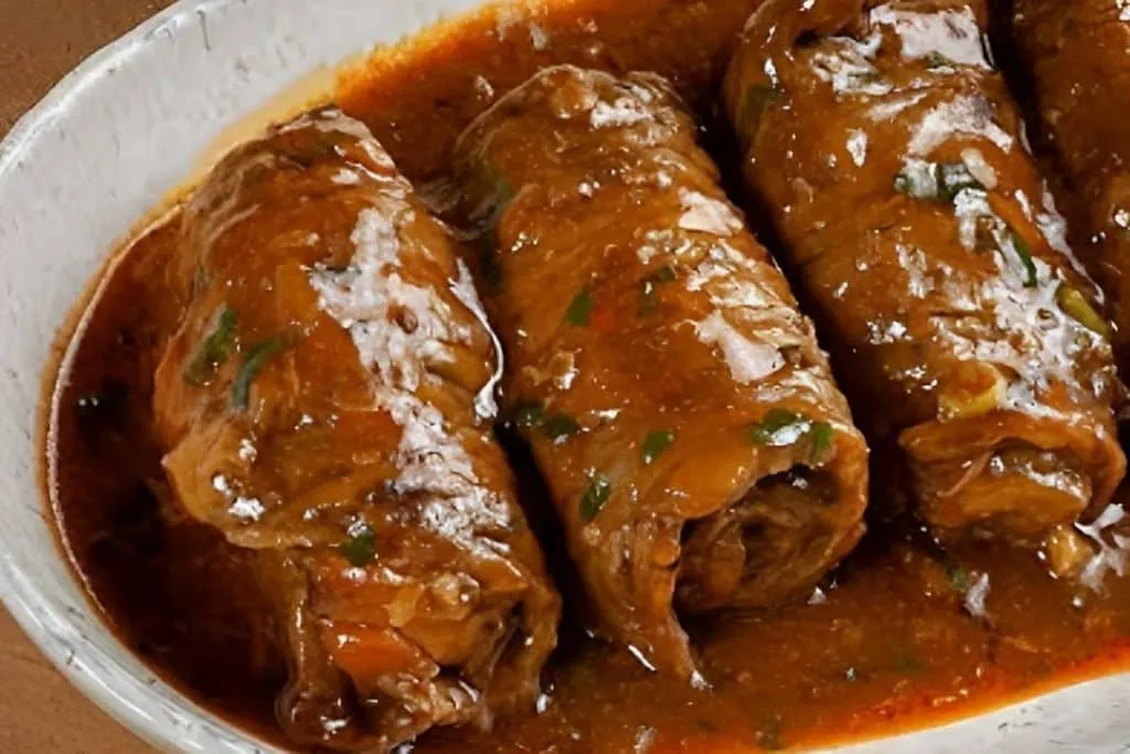 Bife a role bem recheado e suculento perfeito para servir no