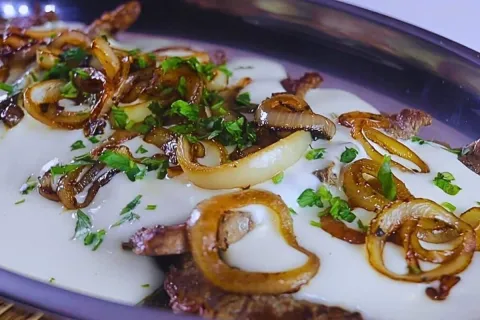 Bife acebolado com creme de batata suculento combinando sabo