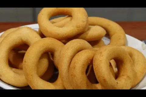 Biscoito de polvilho doce frito bem sequinho e fofinho para 