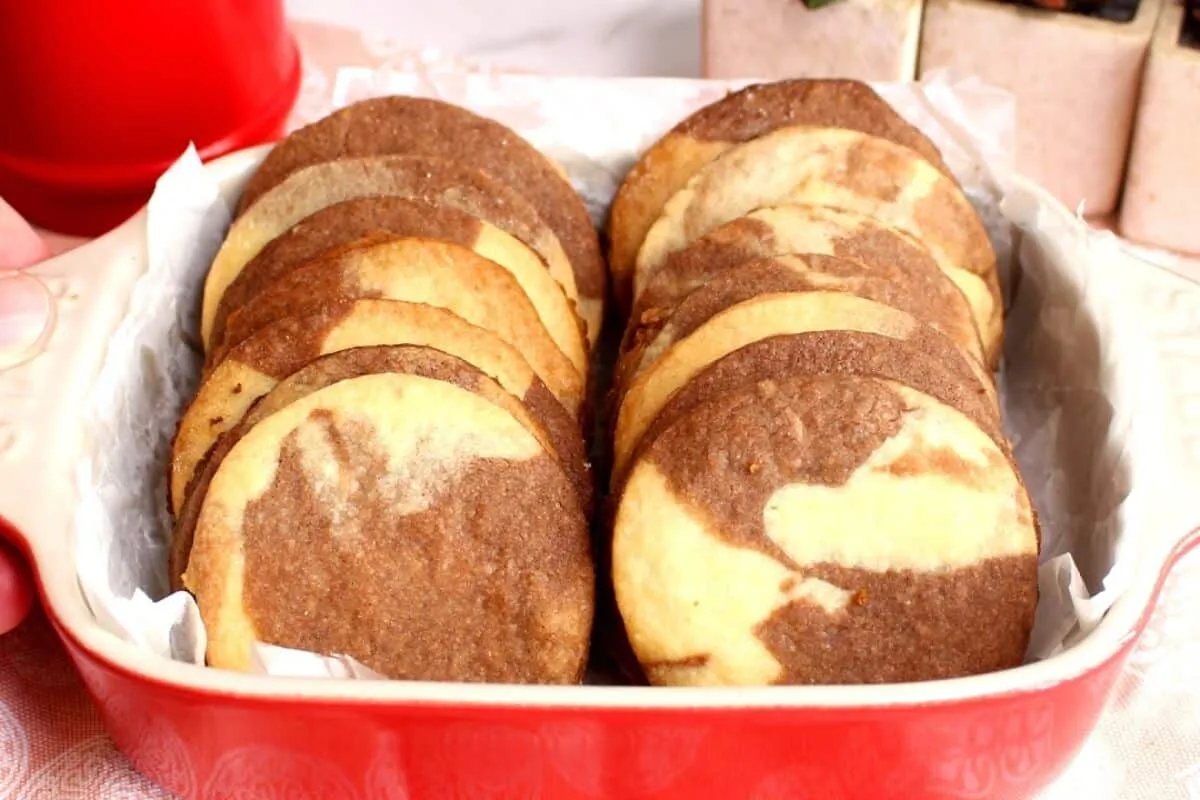 Biscoito mesclado que combina dois sabores num amanteigado p