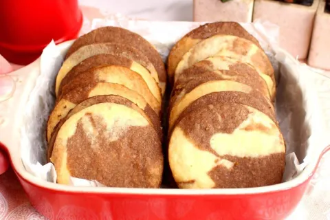 Biscoito mesclado que combina dois sabores num amanteigado p