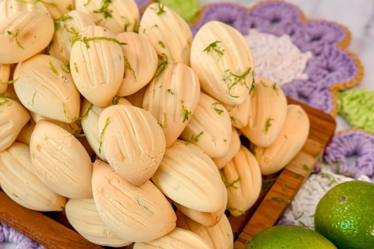 Bolachinha de limao com textura de mousse que derrete na boc