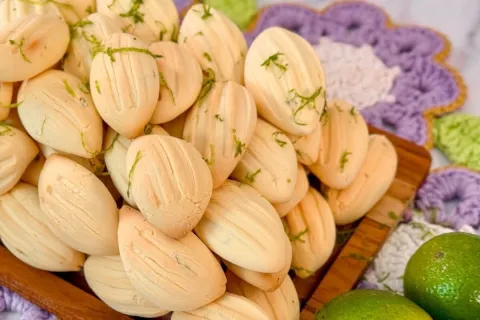 Bolachinha de limao com textura de mousse que derrete na boc