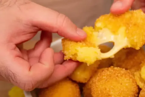 Bolinha de aipim com queijo feita sem farinha de trigo