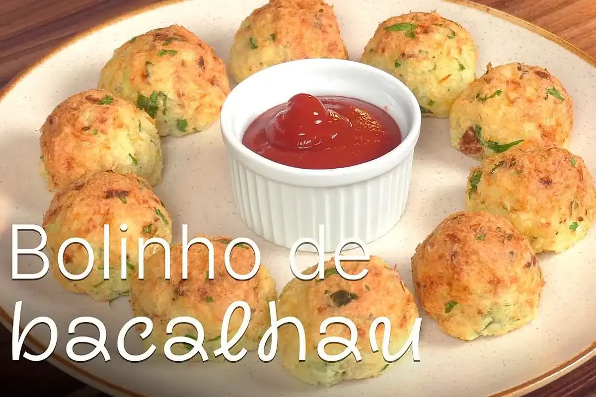 Bolinho de bacalhau crocante por fora e macio por dentro um