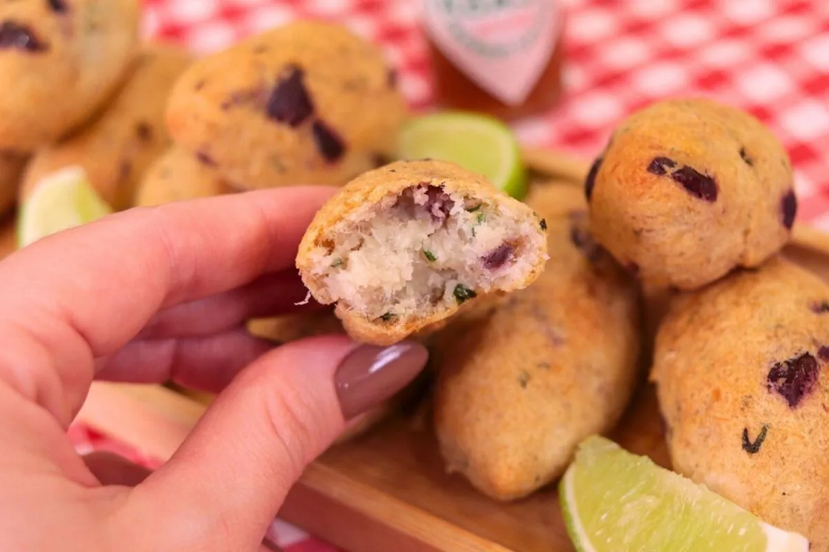 Bolinho de bacalhau na air fryer feito sem fritura sem farin