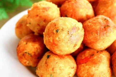 Bolinho de batata com frango simples e delicioso o lanche pe