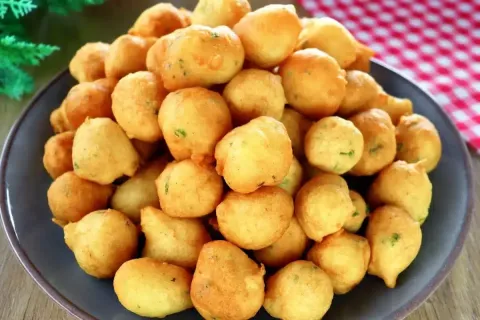 Bolinho de chuva salgado bem sequinho e muito saboroso para 