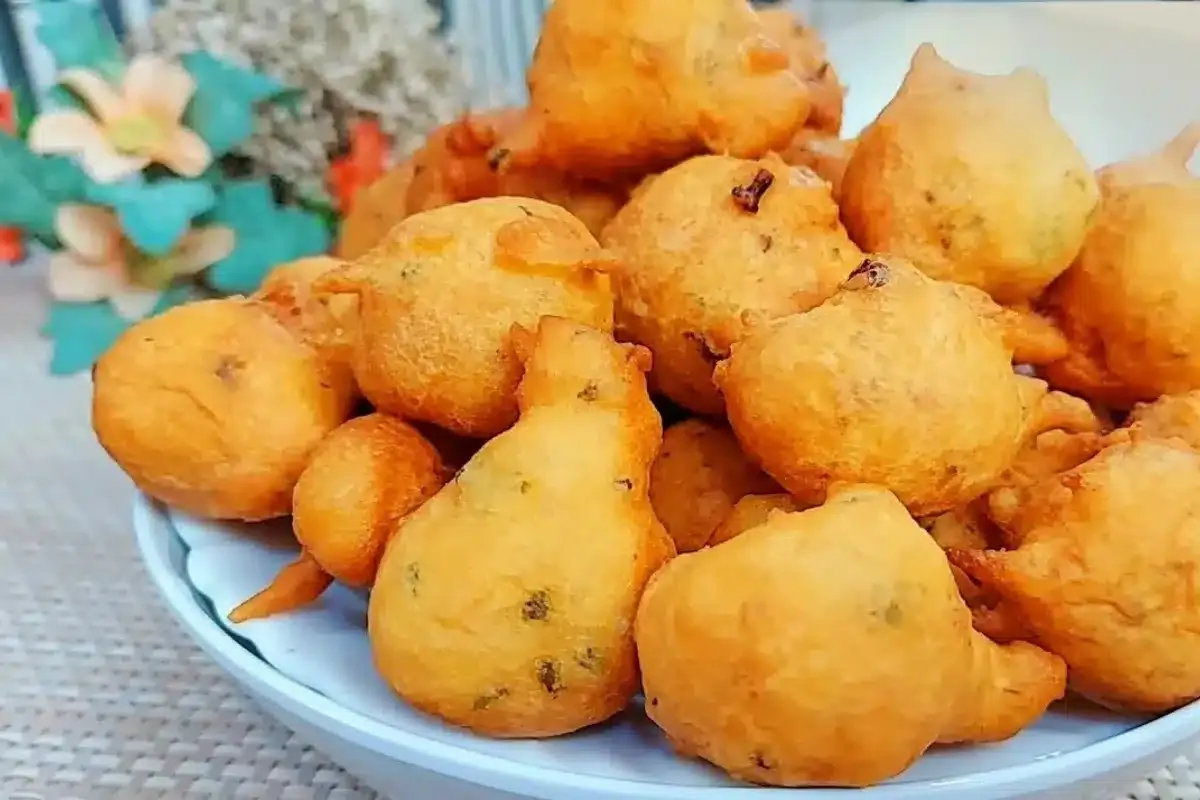 Bolinho de chuva salgado feito com massa de agua e sal bem s