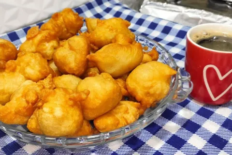 Bolinho de chuva salgado sem lactose e sem ovo que fica croc