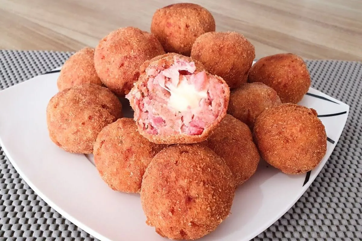 Bolinho de linguica recheado com queijo derretido bem crocan