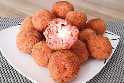 Bolinho de linguica recheado com queijo derretido bem crocan