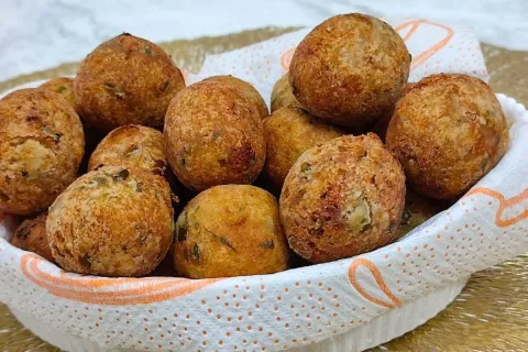 Bolinho de sardinha economico e saboroso feito com ingredien