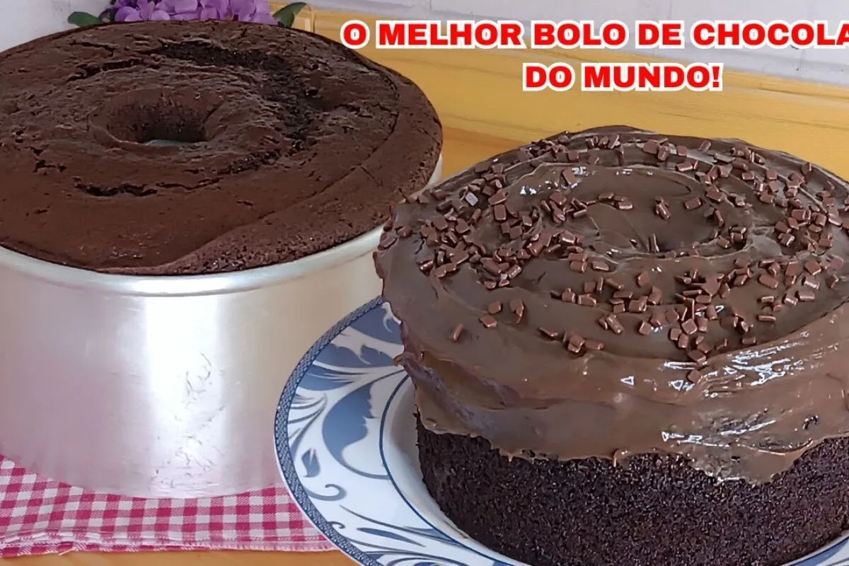 Bolo chocolatudo com bastante cobertura e uma massa fofinha