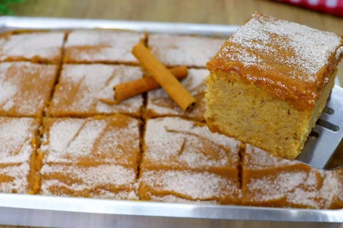 Bolo churros bem fofinho e molhadinho com bastante doce de l