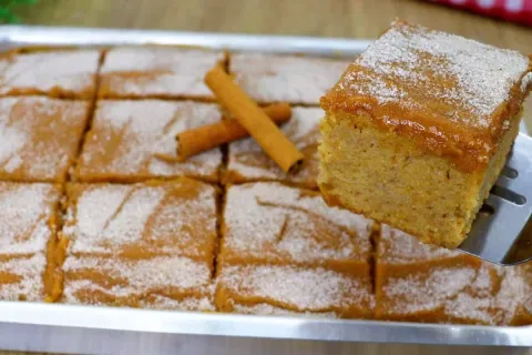Bolo churros bem fofinho e molhadinho com bastante doce de l