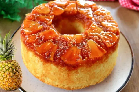 Bolo de abacaxi fofinho e molhadinho com pedacos da fruta pa