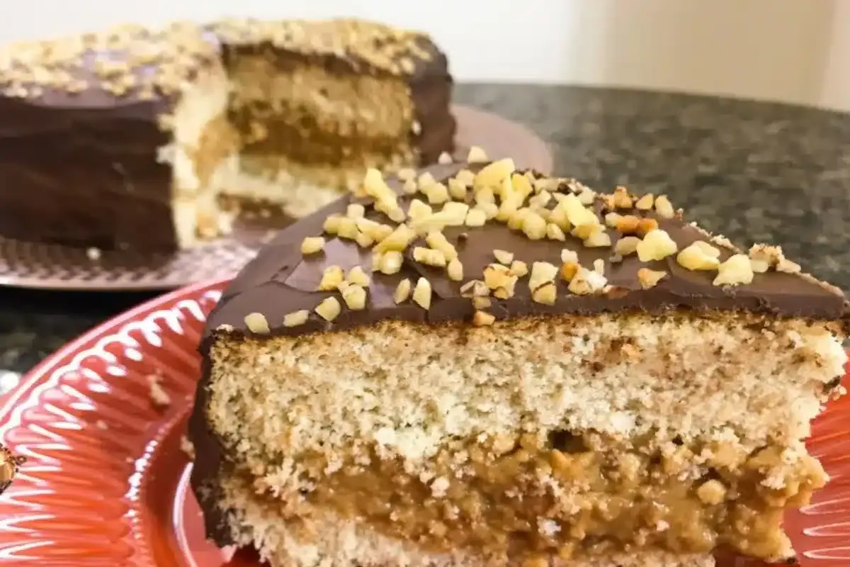 Bolo de aniversario fit recheado com creme de amendoim e uma