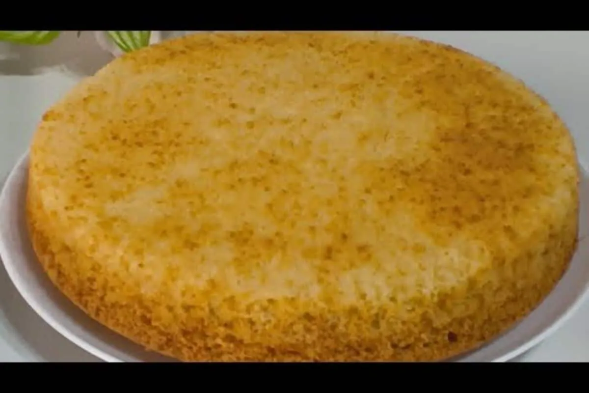 Bolo de baunilha simples e fofinho com uma massa muito leve