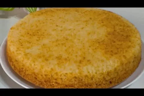 Bolo de baunilha simples e fofinho com uma massa muito leve 