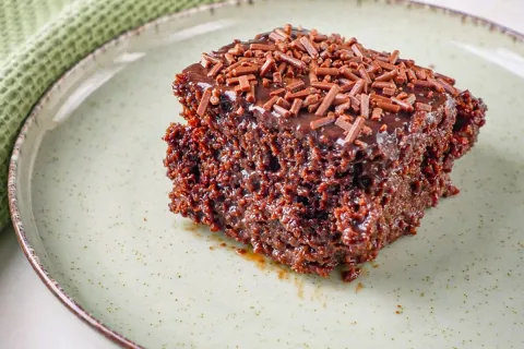 Bolo de chocolate facil que e so misturar assar e molhar com