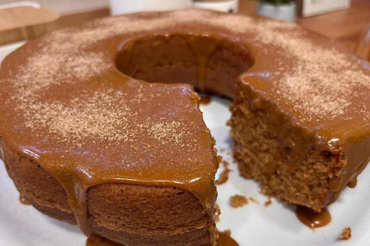 Bolo de churros com uma massa fofinha e um recheio generoso